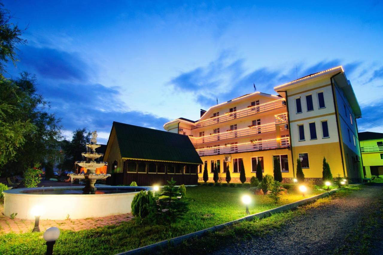 Hotel Continent Polyana  Bagian luar foto