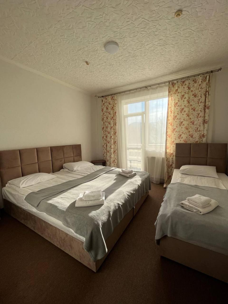 Hotel Continent Polyana  Bagian luar foto